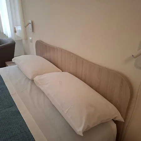 فندق مبيت وإفطار Lupi E Agnelli 3*